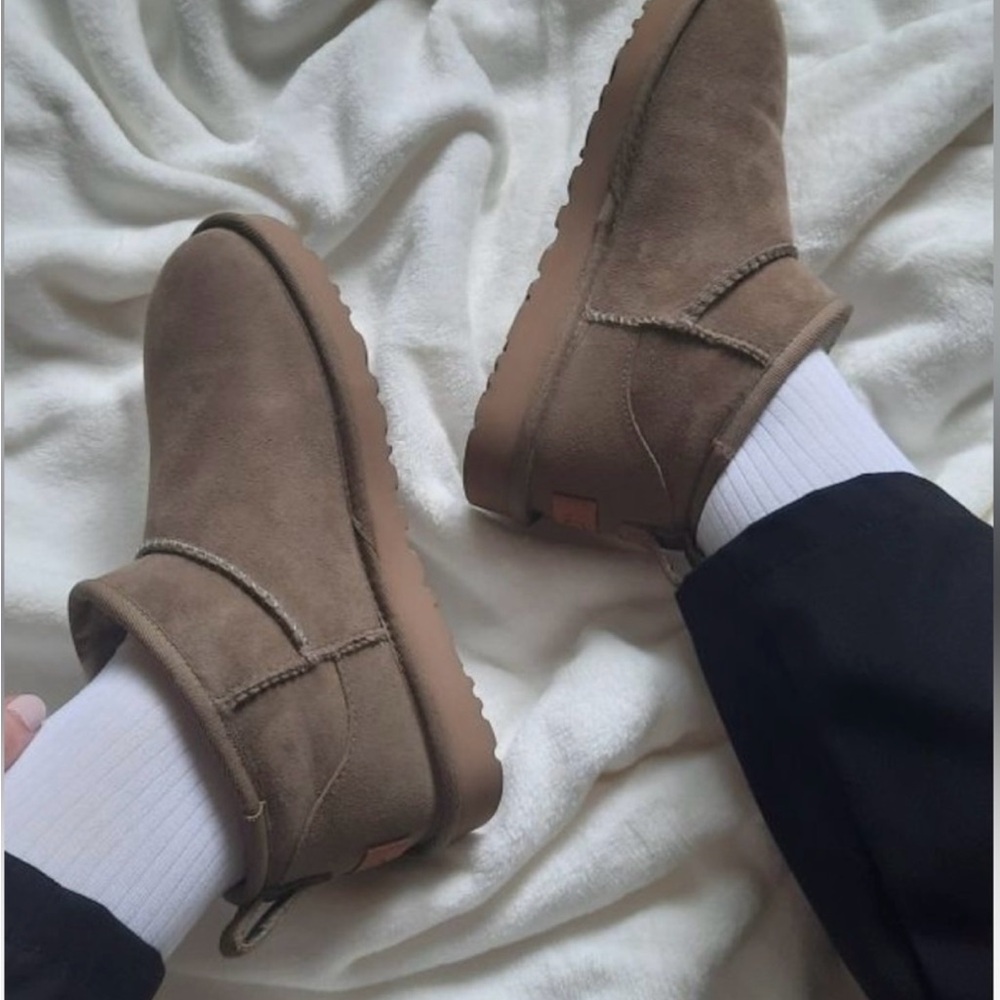 UGG Women's Classic Mini II Boot
Caribou Size 6